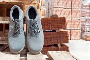 Oświadczenie pracownika o niestosowaniu obuwa roboczego – czy jest skuteczne?